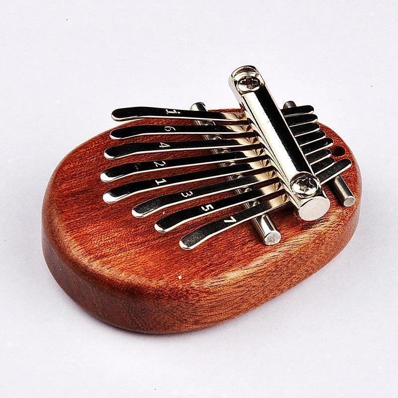 Mini Tum-piano i trä och kristall med graverade tangenter. Enkel att spela, bärbar och perfekt som present.
