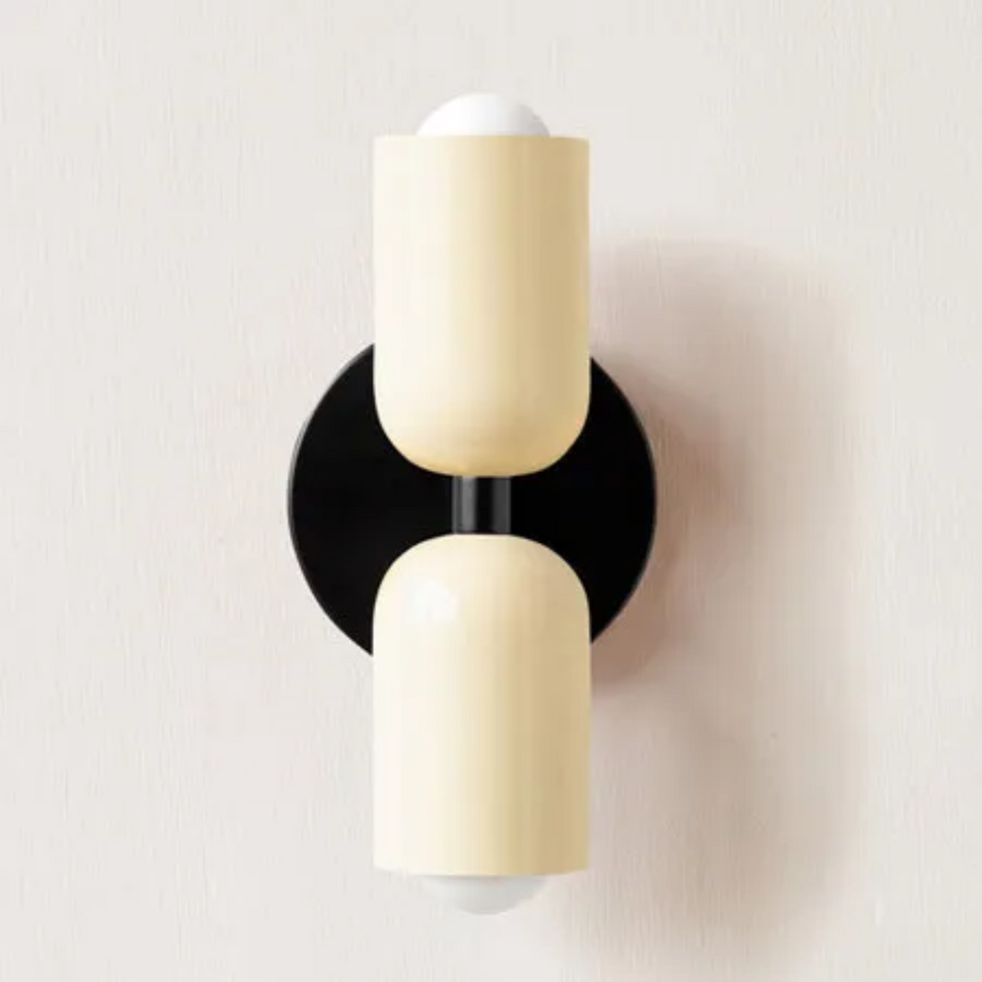Skandinavisk vägglampa med beige och svarta färgdetaljer [[lstfy-media:2]]