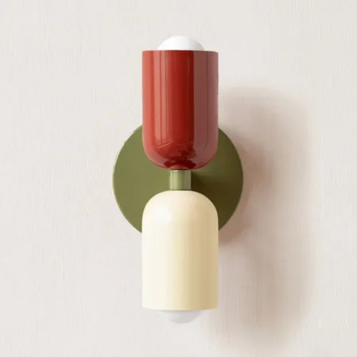 Helhetsbild av rum med minimalistisk skandinavisk vägglampa [[lstfy-media:14]]