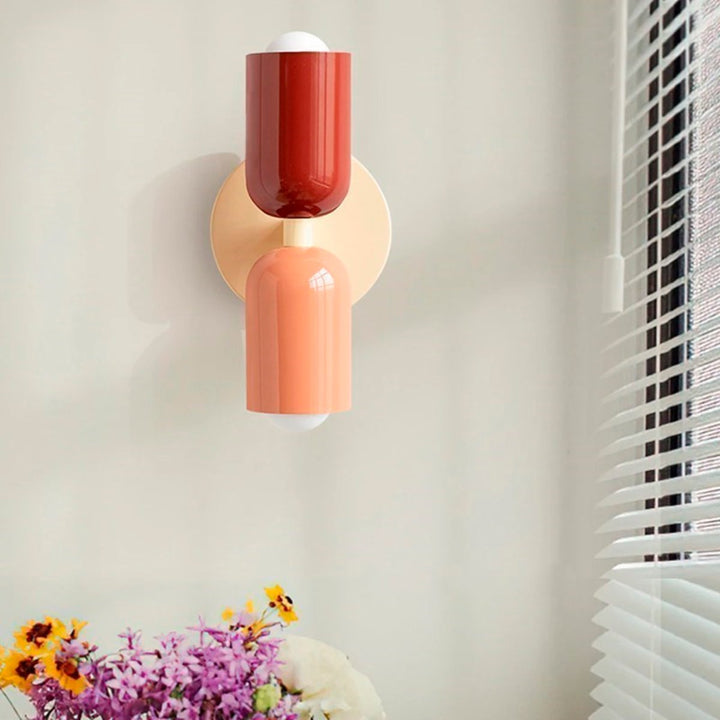 Inspirationsmiljö med vägglampa ovanför soffbord [[lstfy-media:20]]