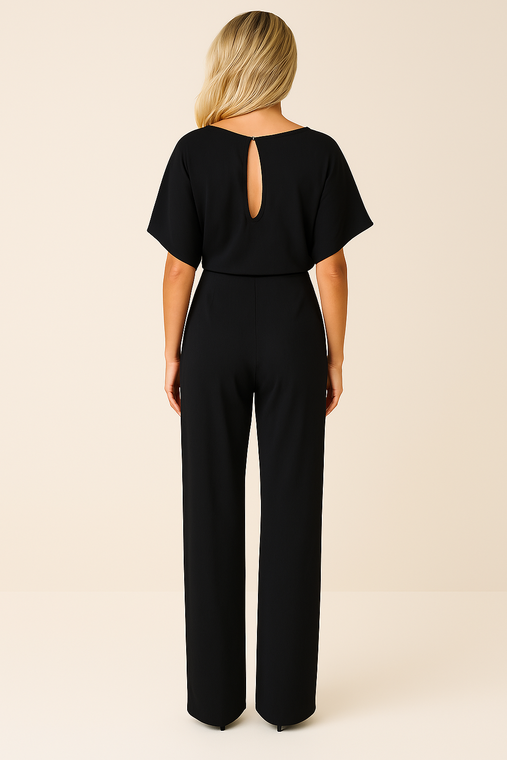 Bekväm damjumpsuit i minimalistisk stil med vida ben och knytband. För en stilren look.