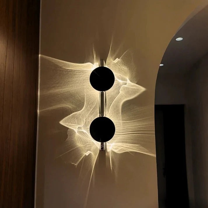 Minimalistisk LED-vägglampa med två runda ljusmoduler monterad på vägg