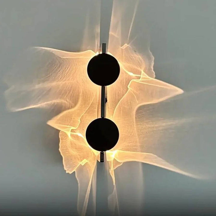 Närbild på LED-vägglampa som visar det unika ljusmönstret