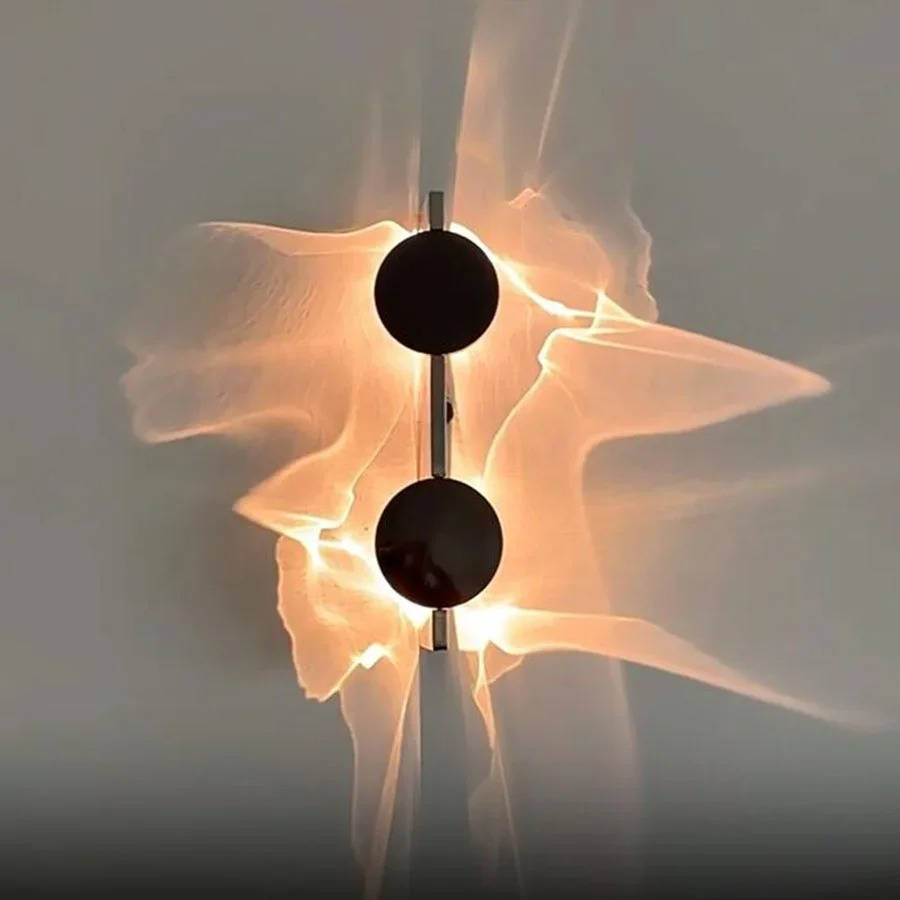 Minimalistisk LED-vägglampa i mattsvart design monterad på vit vägg i vardagsrum