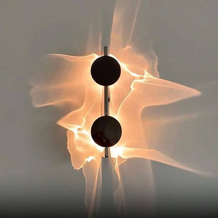 Minimalistisk LED-vägglampa i mattsvart design monterad på vit vägg i vardagsrum