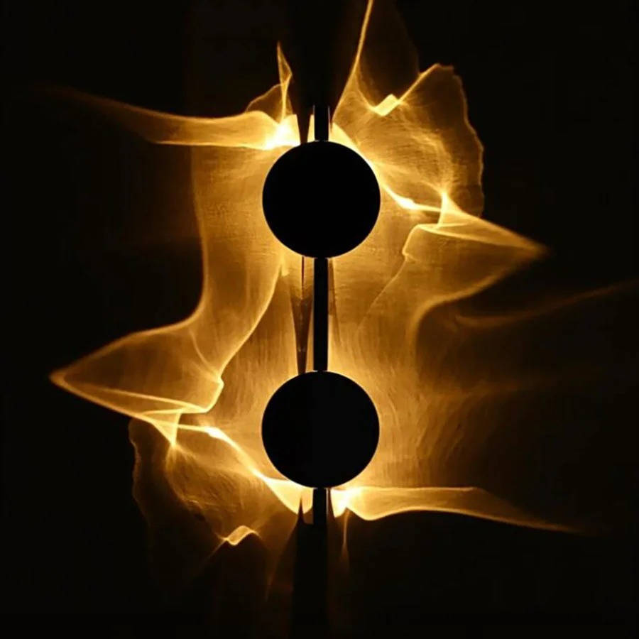 Närbild på modern LED-vägglampa med varmvitt sken och stilren inramning