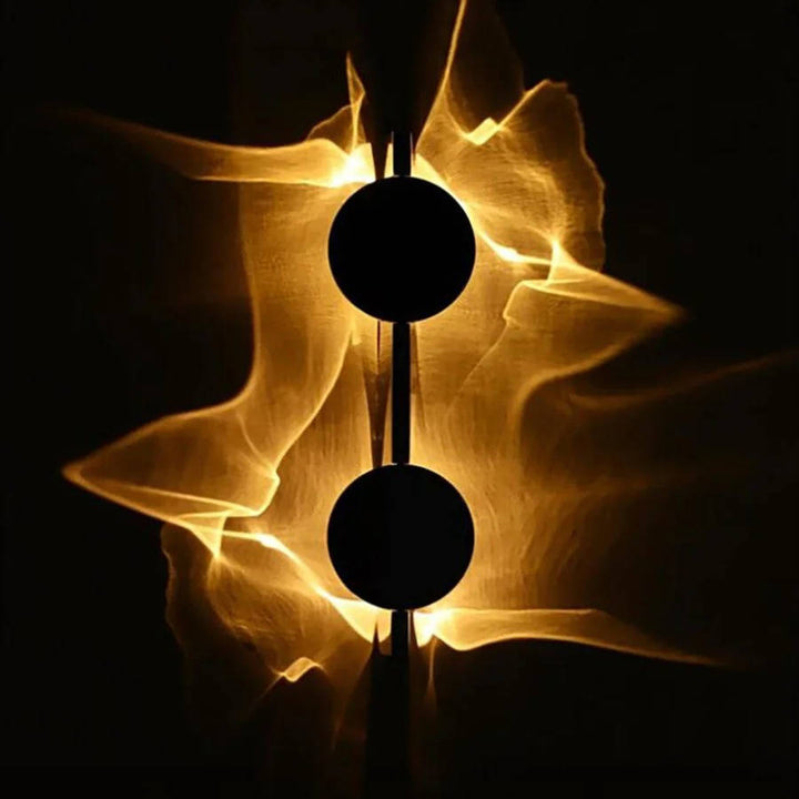 Närbild på modern LED-vägglampa med varmvitt sken och stilren inramning