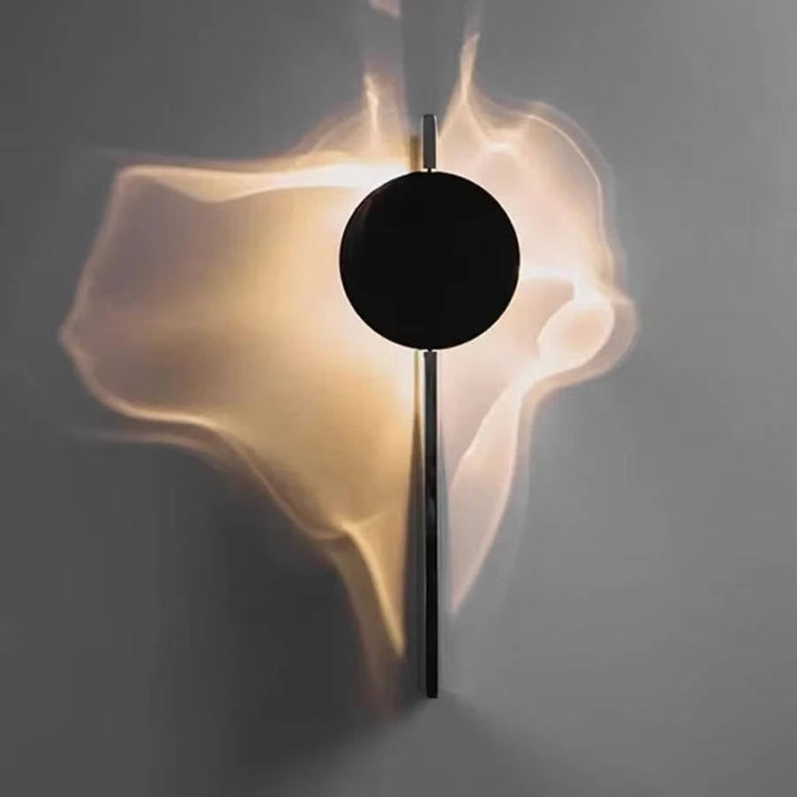 Elegant väggarmatur med integrerad LED för mysig stämningsbelysning i sovrummet