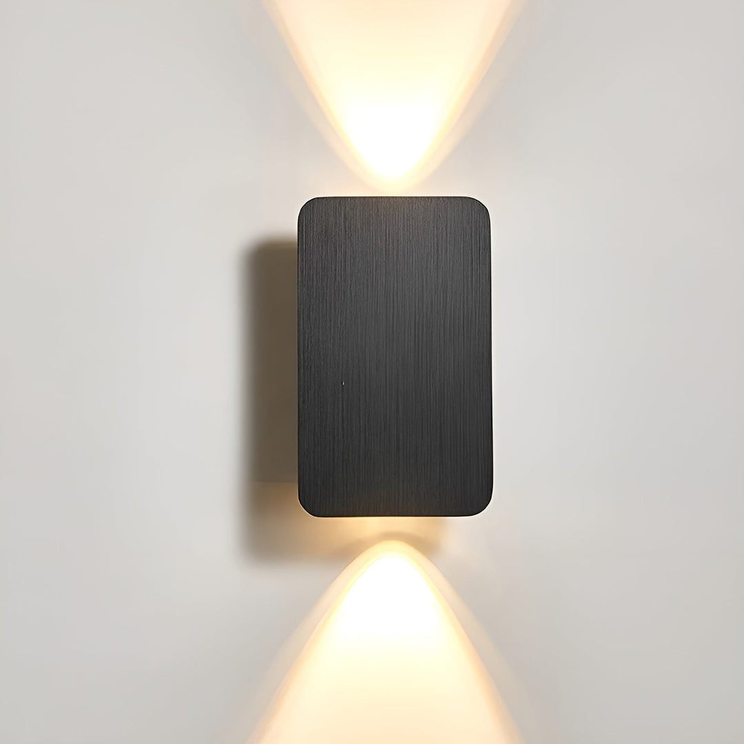 Minimalistisk svart LED-vägglampa monterad på ljus vägg med ljus uppåt och nedåt