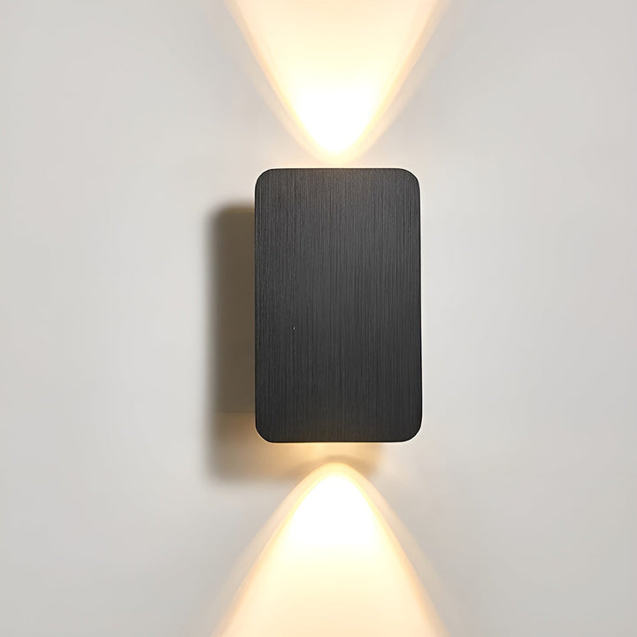 Minimalistisk svart LED-vägglampa monterad på ljus vägg med ljus uppåt och nedåt