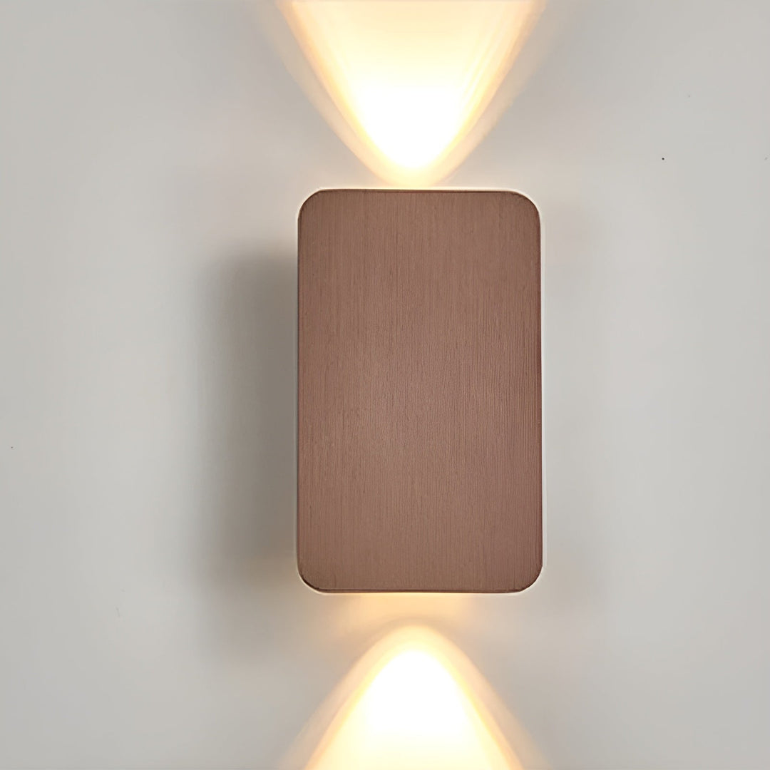 Elegant brun LED-vägglampa med modern design och behaglig ljuseffekt