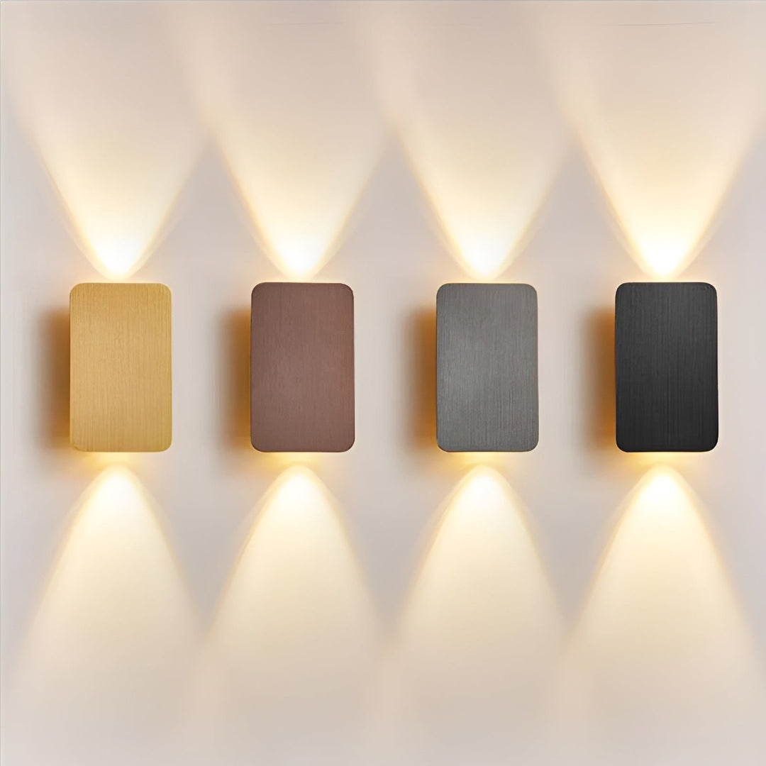 Stilren LED-vägglampa i modern design monterad i hall för effektiv väggbelysning