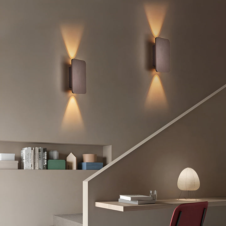 Närbild på minimalistisk LED-vägglampa som visar den eleganta finansen