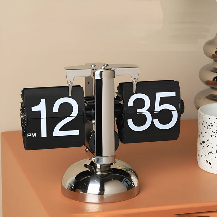 Svart automatisk flipklocka. Stilren designklocka som minimalistisk inredningsdetalj för skrivbordet.