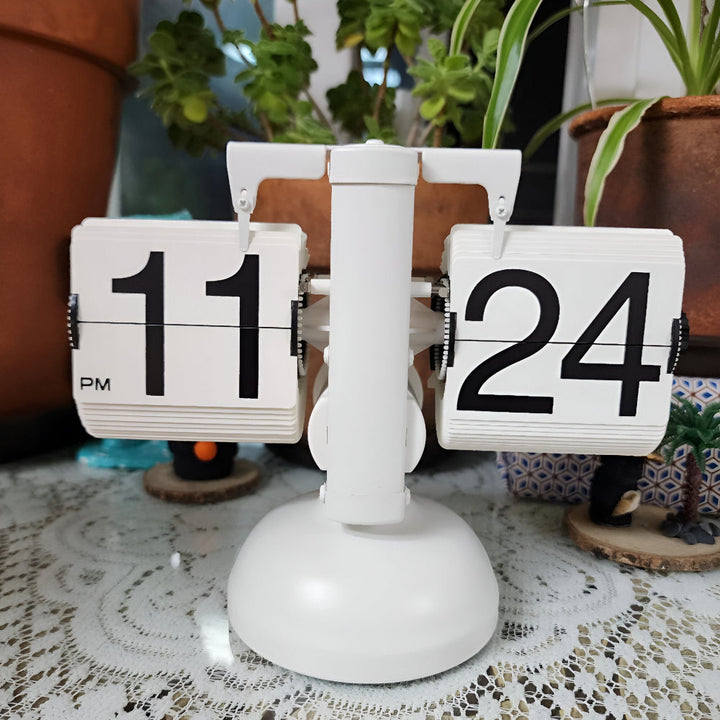 Tystgående retro bordsklocka. Unik flipklocka med automatisk funktion, idealisk för vardagsrum & kontor.