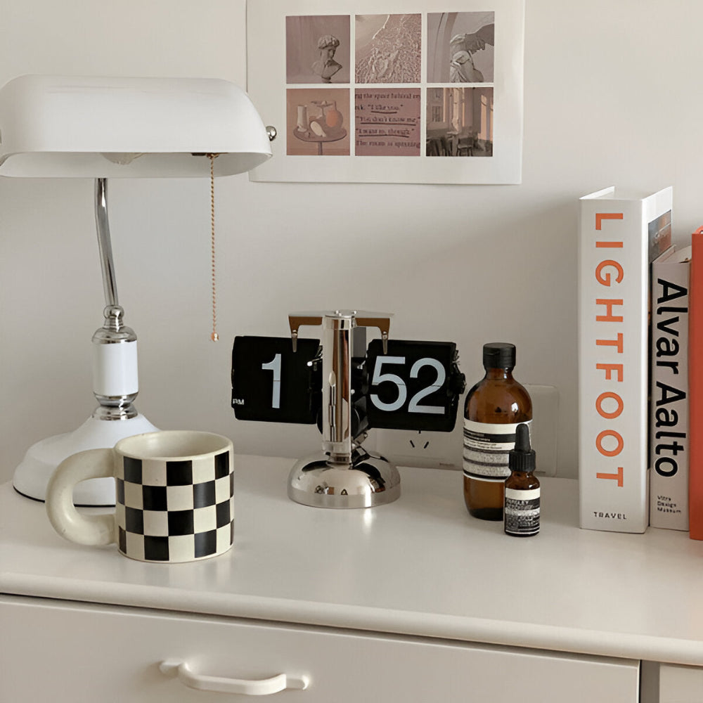 Designad retro flipklocka. En minimalistisk bordsklocka som kontorsdekoration eller presenttips.