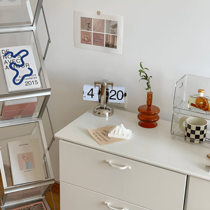 Närbild på minimalistisk flipklockas siffror. Tydliga retrodetaljer på automatisk bordsklocka.
