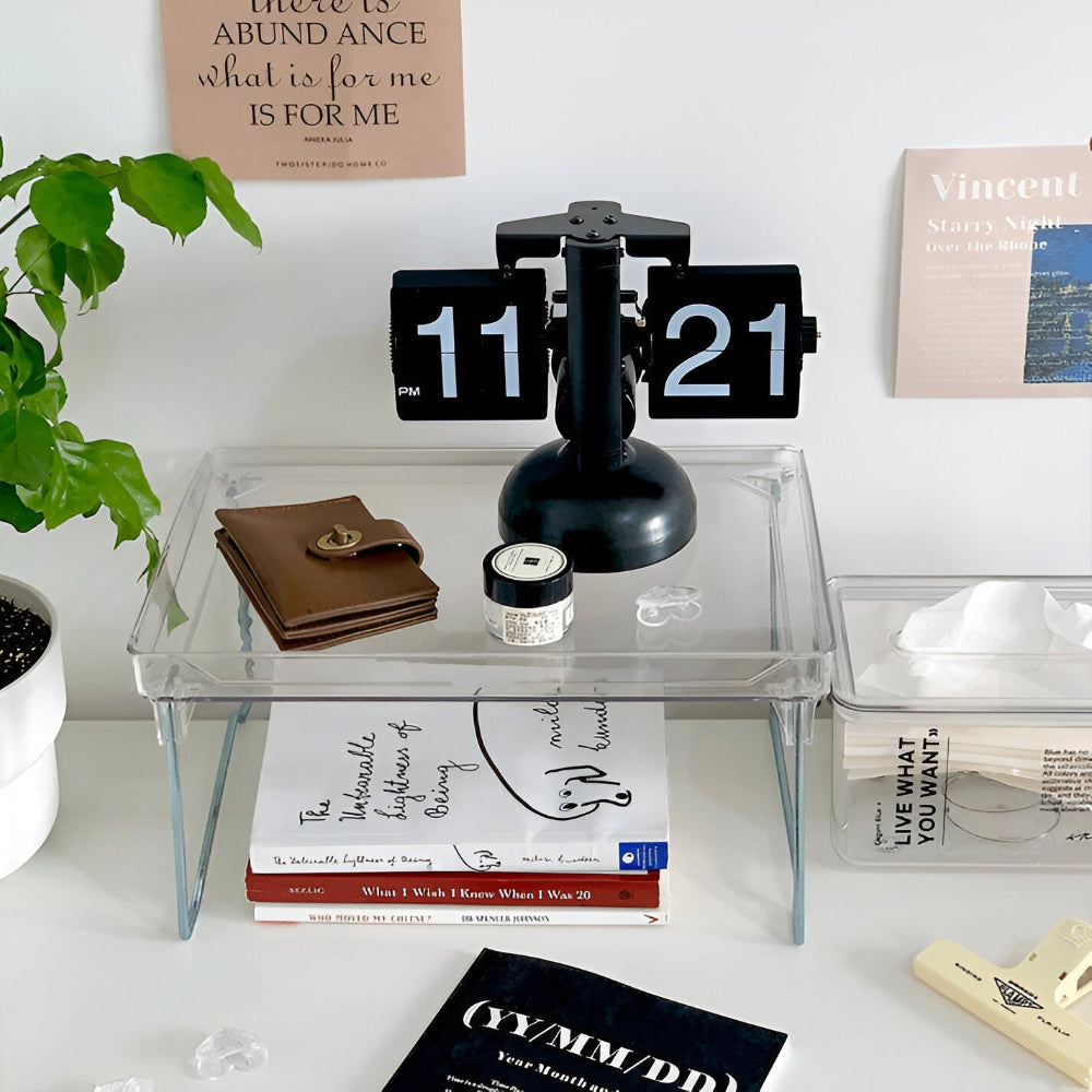Vardagsrumsinredning med retro flipklocka. En tystgående designklocka som minimalistisk detalj.