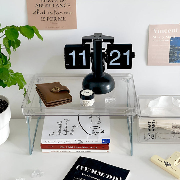 Vardagsrumsinredning med retro flipklocka. En tystgående designklocka som minimalistisk detalj.