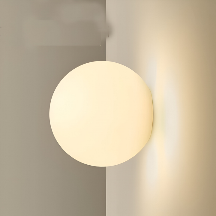 Minimalistisk rund LED-vägglampa med mjukt ljus för modern inomhusbelysning.