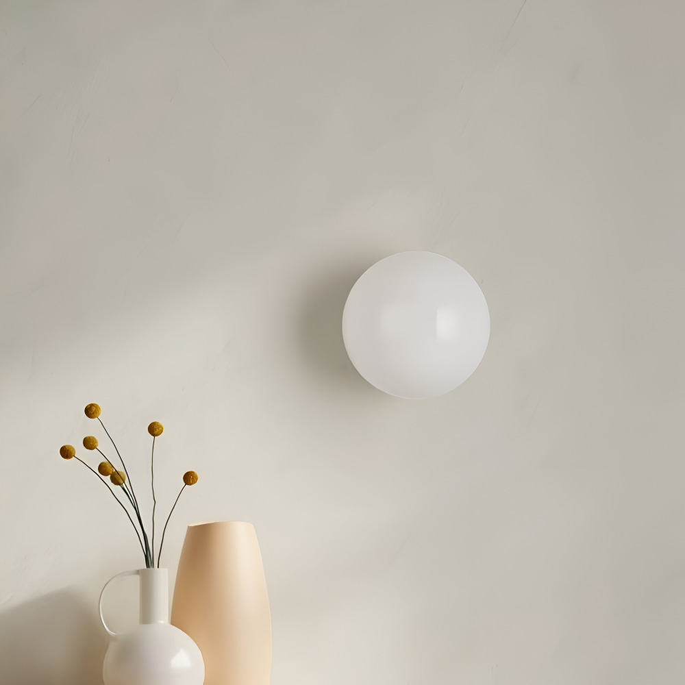 Designvägglampa, rund och minimalistisk, med energieffektiv LED för ett modernt hem.