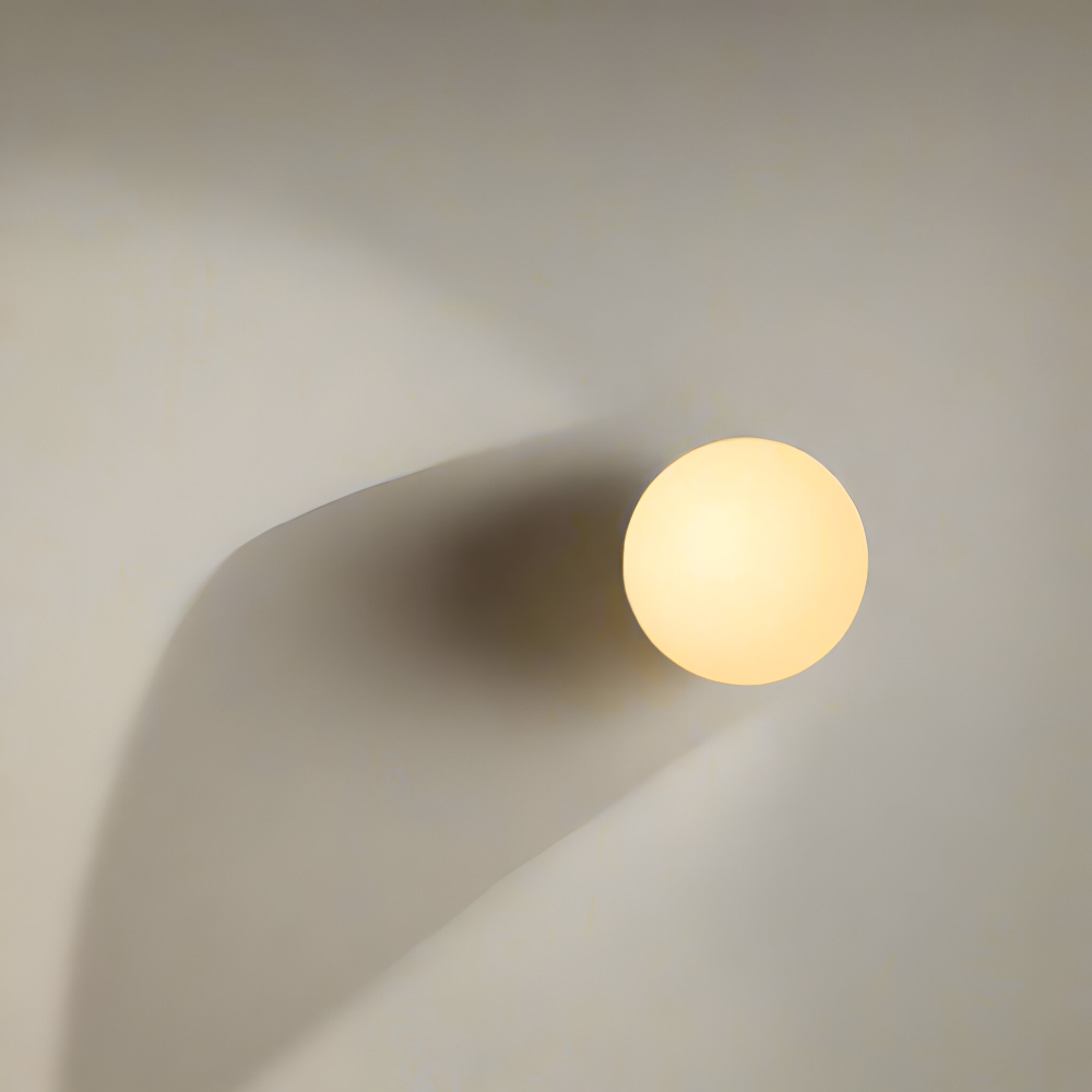 Minimalistisk designlampa, rund form, ger diskret men effektiv LED-belysning inomhus.