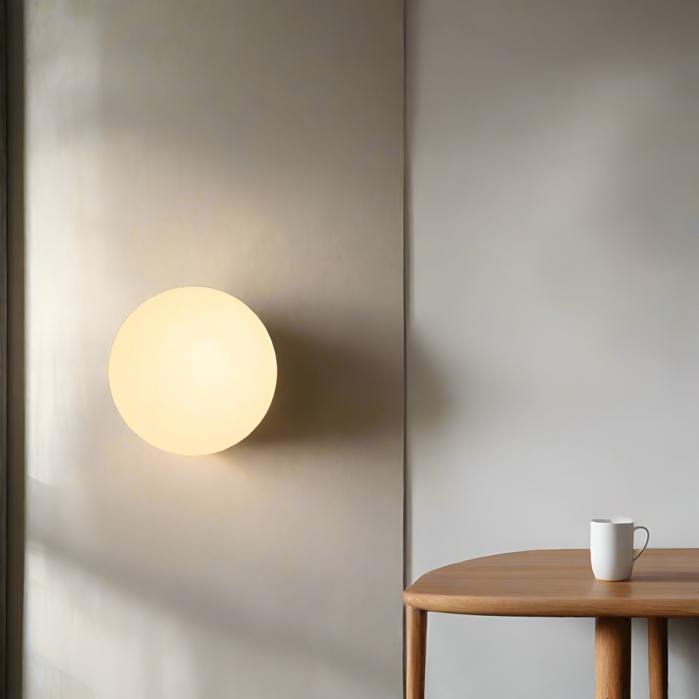 Modern, rund vägglampa med LED, perfekt för minimalistisk heminredning och ambient ljus.