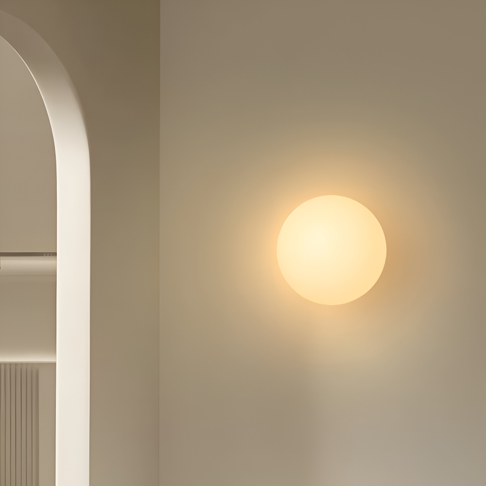 Elegant designlampa, väggmonterad och rund, ger varmt och mjukt LED-ljus.