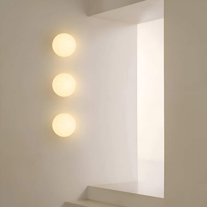 Stilren rund vägglampa med integrerad LED-teknik, perfekt för en modern interiör.