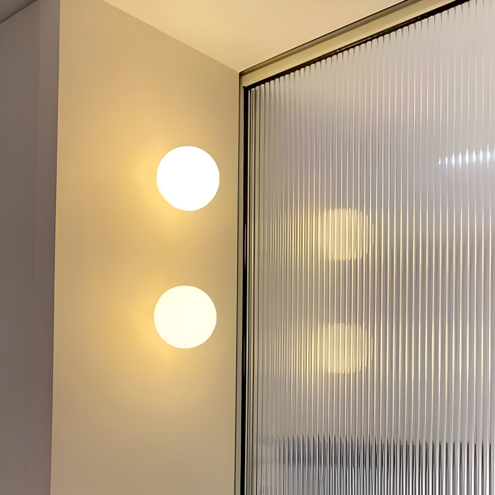 Rund LED-vägglampa som skapar ambient ljus, idealisk för minimalistisk heminredning.