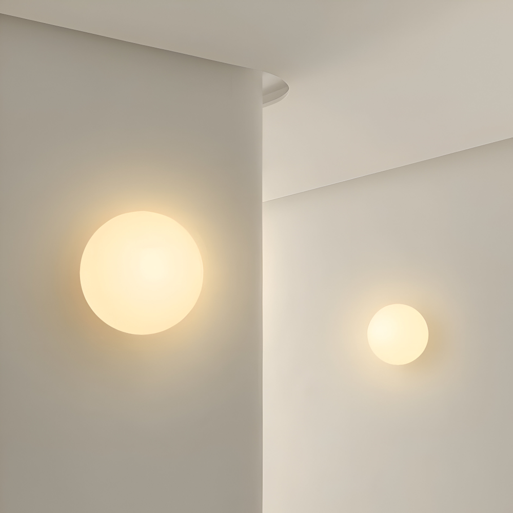 Enkel, rund vägglampa i minimalistisk stil, väggmonterad med mjukt LED-sken.