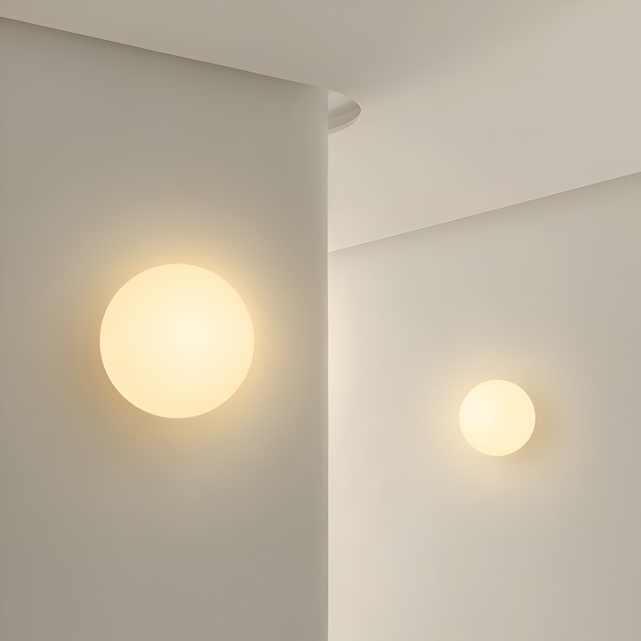 Enkel, rund vägglampa i minimalistisk stil, väggmonterad med mjukt LED-sken.