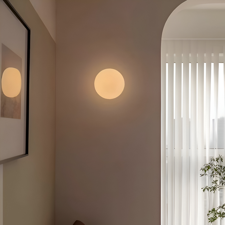 Vägglampa i modern design, rund form, med energieffektiv LED för stämningsfull belysning.