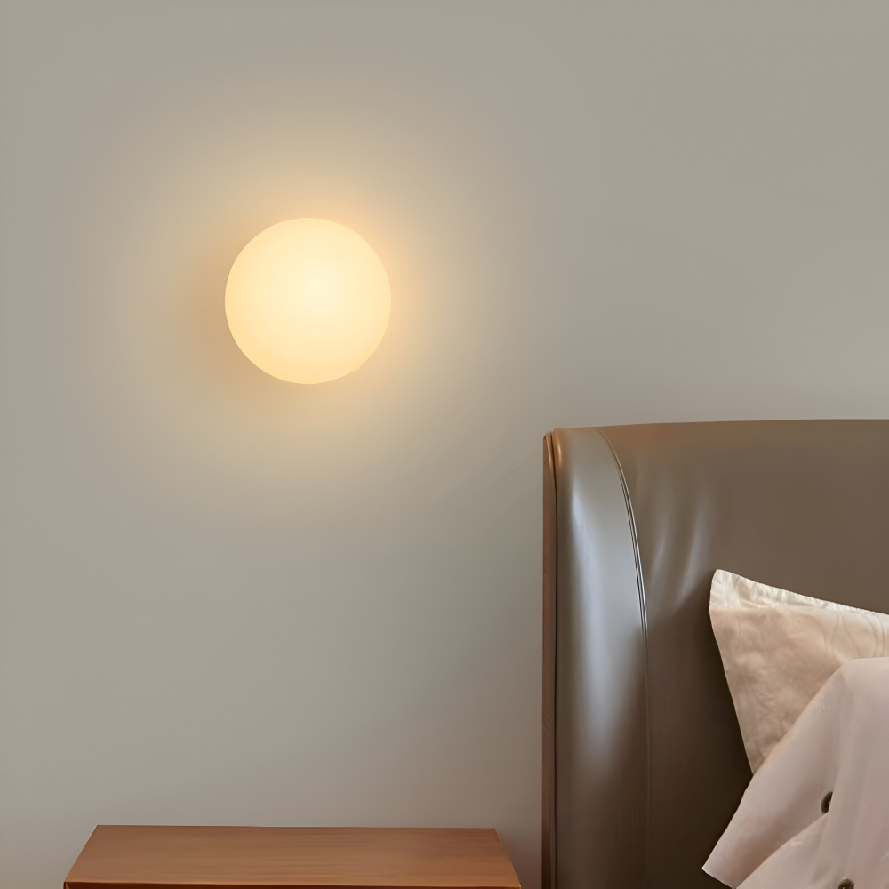 Rund, minimalistisk LED-vägglampa för inomhusbruk, passar perfekt i sovrum eller hall.