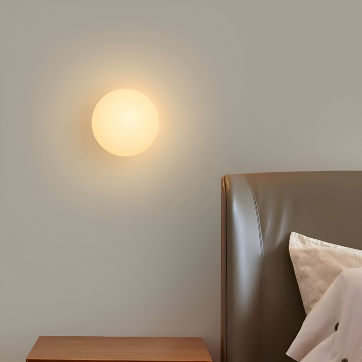 Rund, minimalistisk LED-vägglampa för inomhusbruk, passar perfekt i sovrum eller hall.
