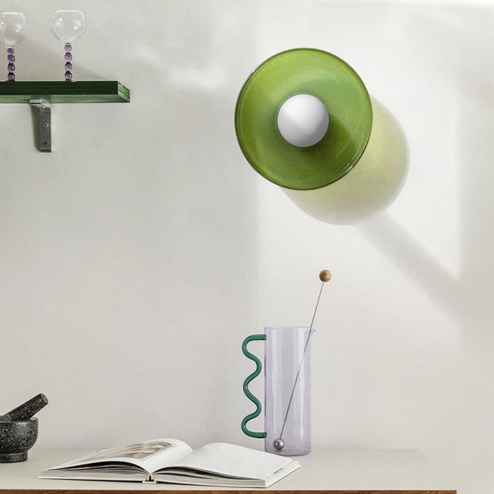 Närbild på minimalistisk taklampa i modern design med G9-sockel