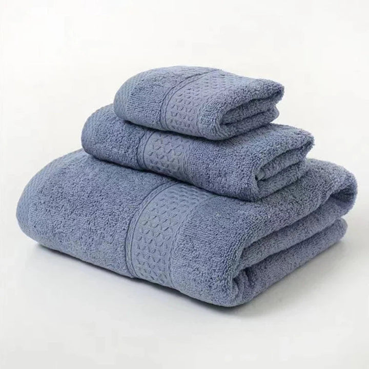 Minimalistiskt 3-delat handduksset av ultramjuk ekologisk bomull. Elegant inredningsdetalj för badrummet.