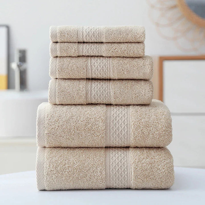 Hållbart 3-delat handduksset i ekologisk bomull med minimalistisk design. Perfekt för moderna badrum.