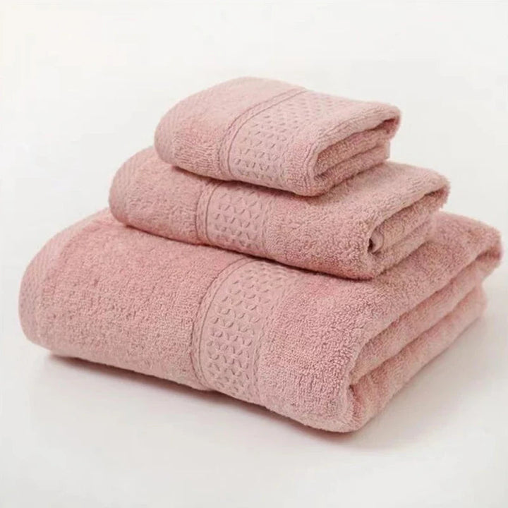 3-delat, hållbart handduksset i ekologisk bomull. Mjukt, absorberande och minimalistiskt för ditt badrum.