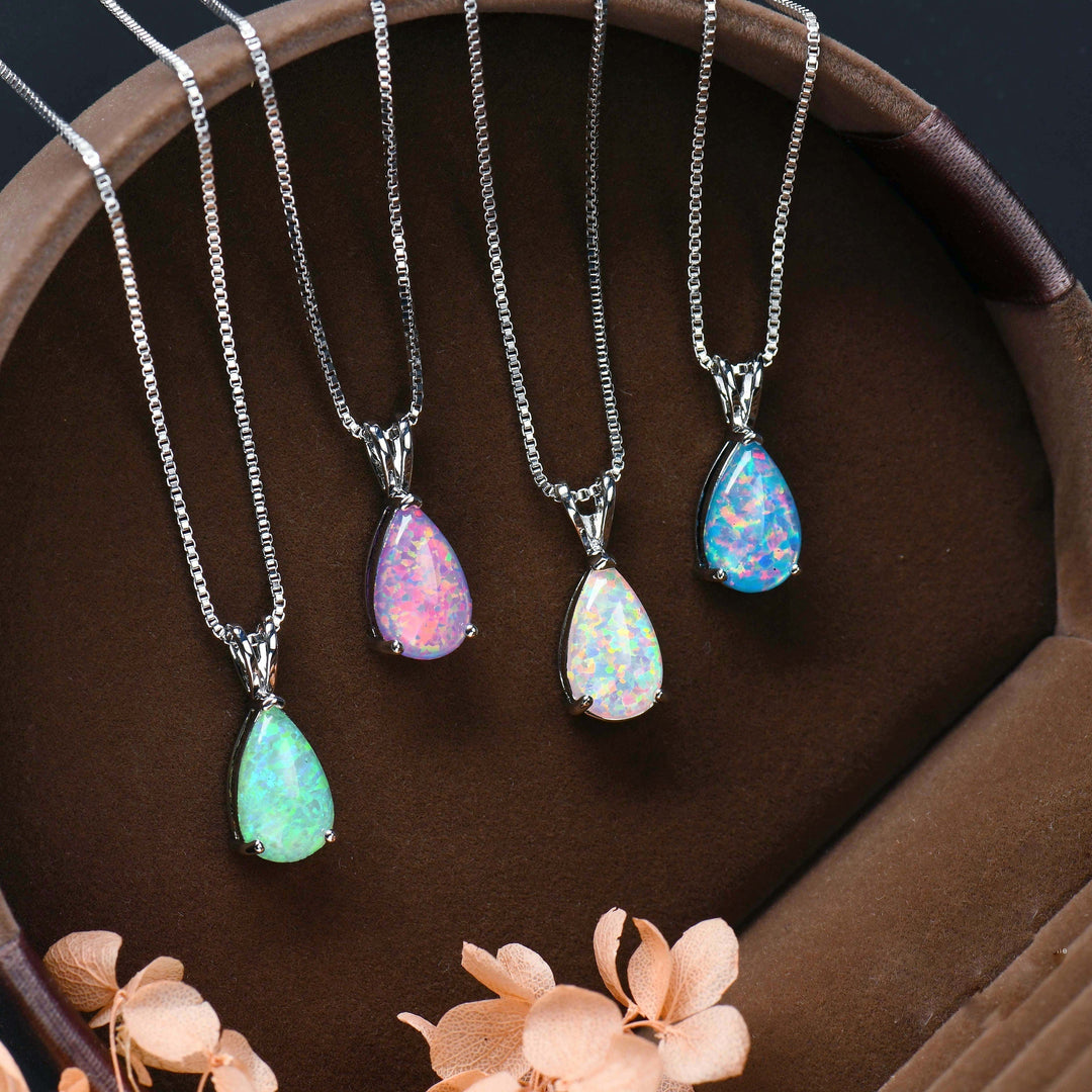 Minimalistiskt dropphalsband i silver med skimrande opal för dam.