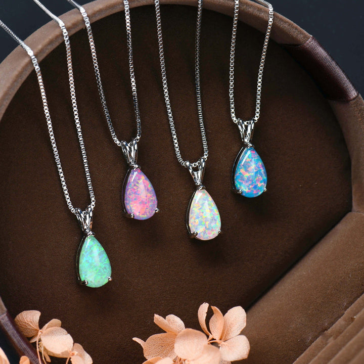 Minimalistiskt dropphalsband i silver med skimrande opal för dam.