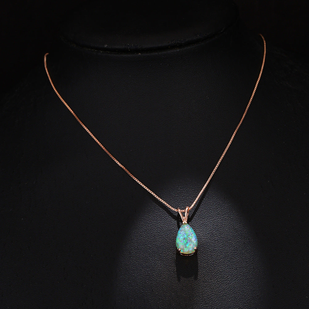 Minimalistiskt damhalsband med droppformad opal, fångar ljuset.