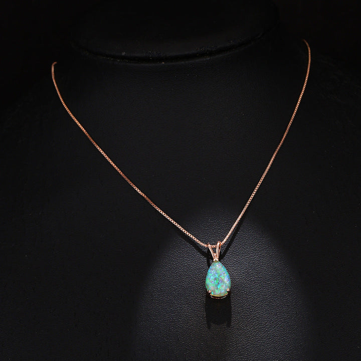 Minimalistiskt damhalsband med droppformad opal, fångar ljuset.