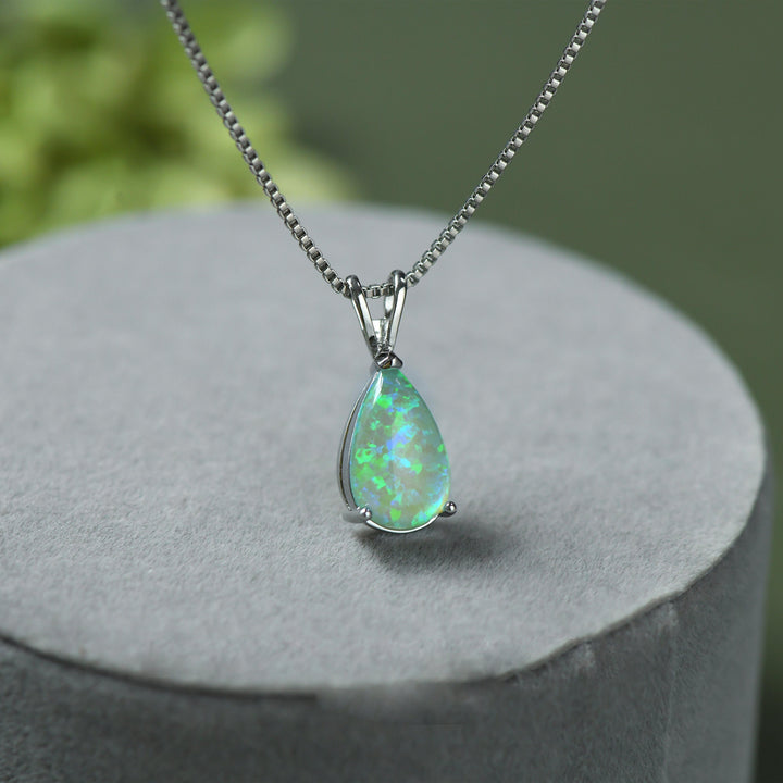 Silverhalsband med skimrande opal, minimalistisk droppdesign.