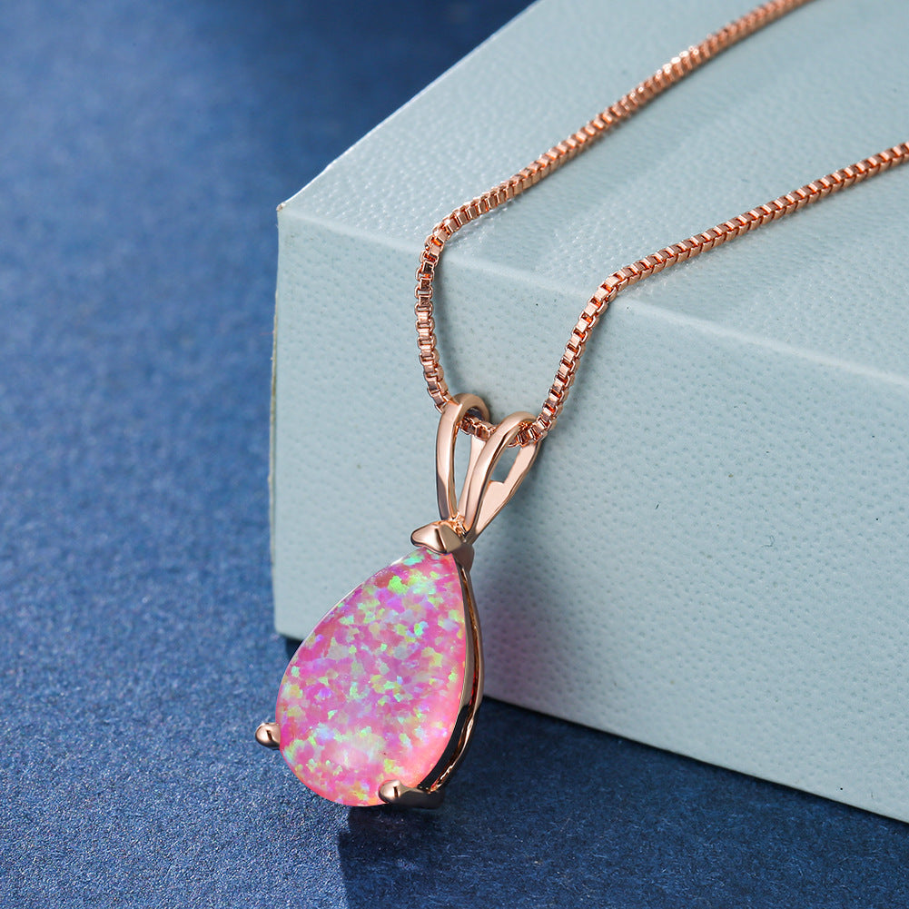 Damhalsband med unik droppformad opal i elegant silver.