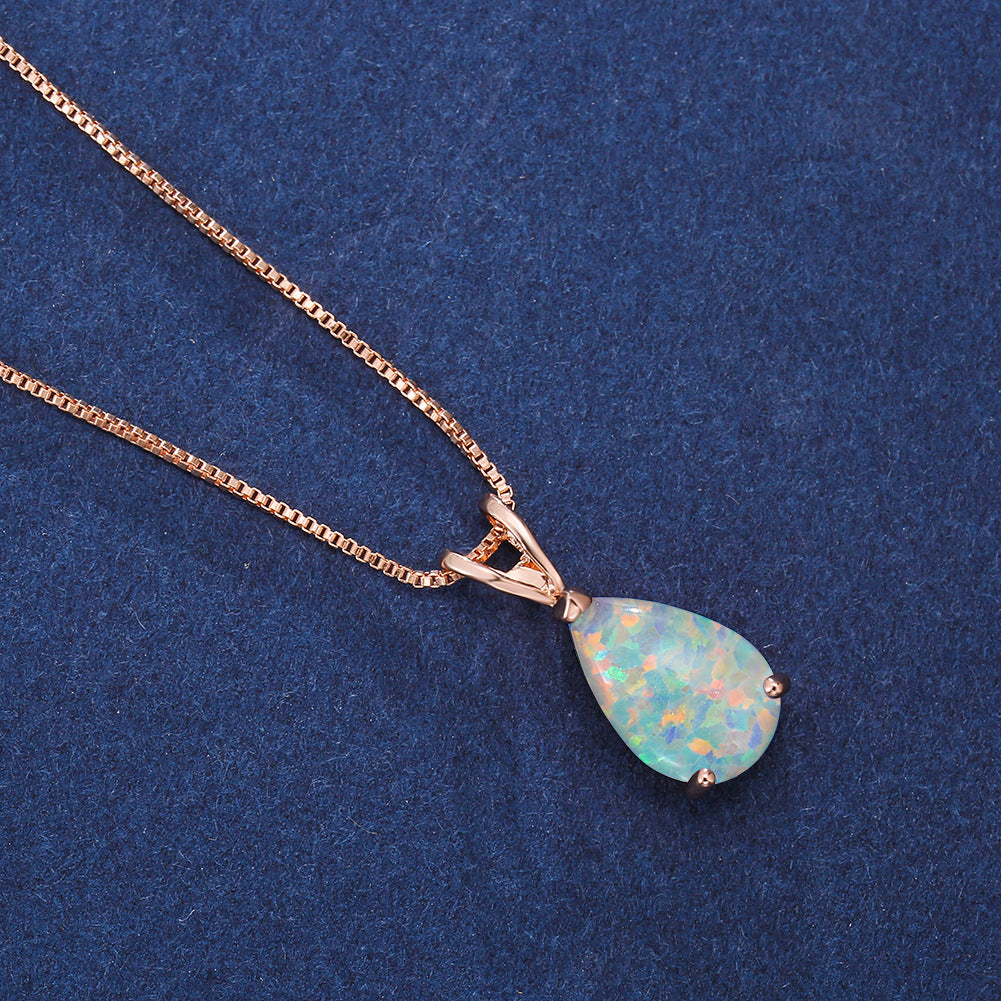 Elegant damhalsband med droppformad opal och silverkedja.