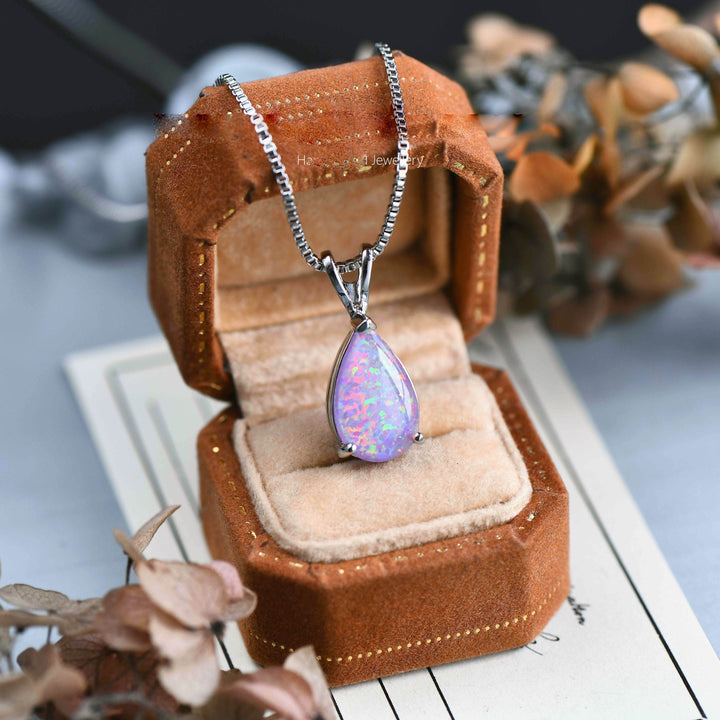 Elegant och minimalistiskt damhalsband med opal i silver.