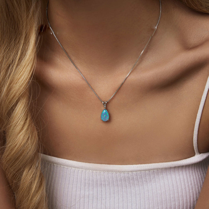 Presenttips: Dropphalsband med opal i roséguld för en elegant look.