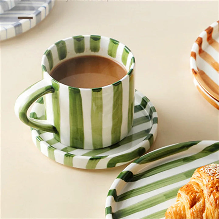 Handritat minimalistiskt keramikset; elegant kaffekopp & fat med subtila ränder för stilren heminredning.