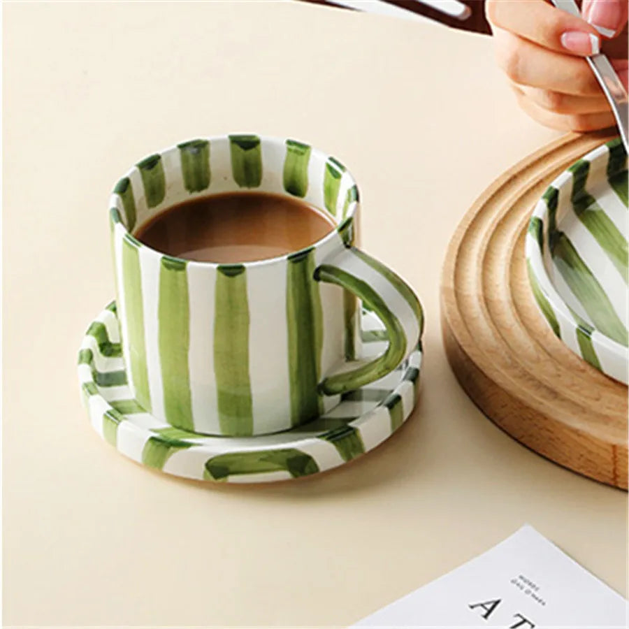 Komplett koppset i minimalistisk keramik, perfekt för kaffe eller te. Randigt porslin till köket.